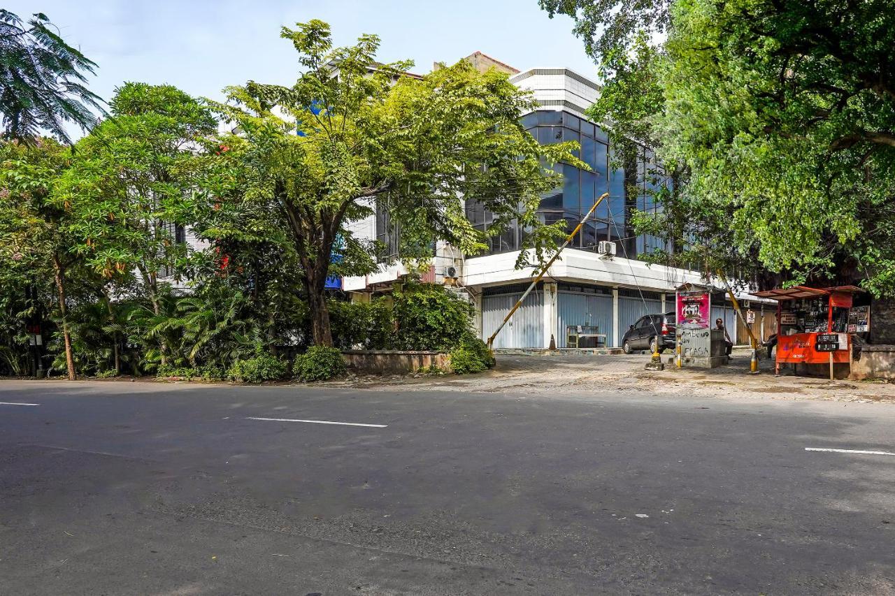Hotel Spot On 90147 Gosepa Ambengan Plaza Surabaya Esterno foto