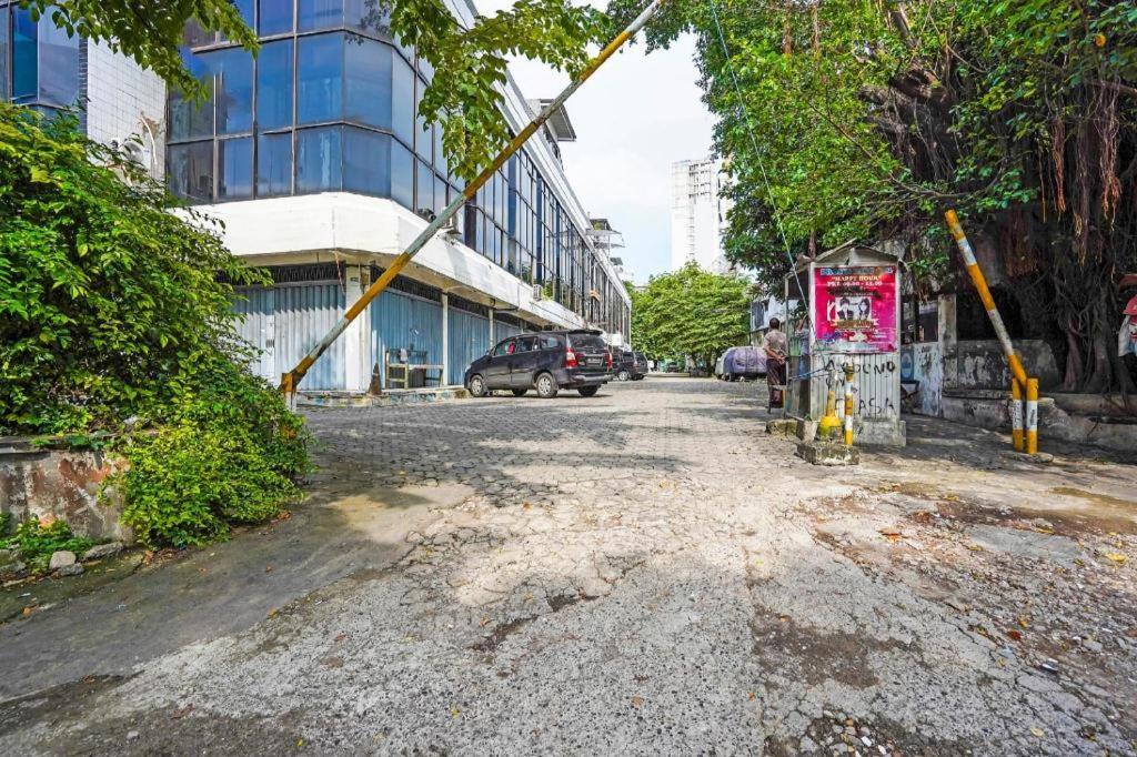 Hotel Spot On 90147 Gosepa Ambengan Plaza Surabaya Esterno foto