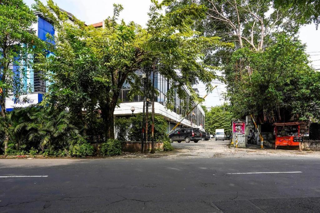 Hotel Spot On 90147 Gosepa Ambengan Plaza Surabaya Esterno foto